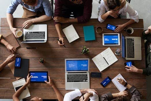 Communiquer exclusivement par internet sera-t-il efficace à Coutances ?